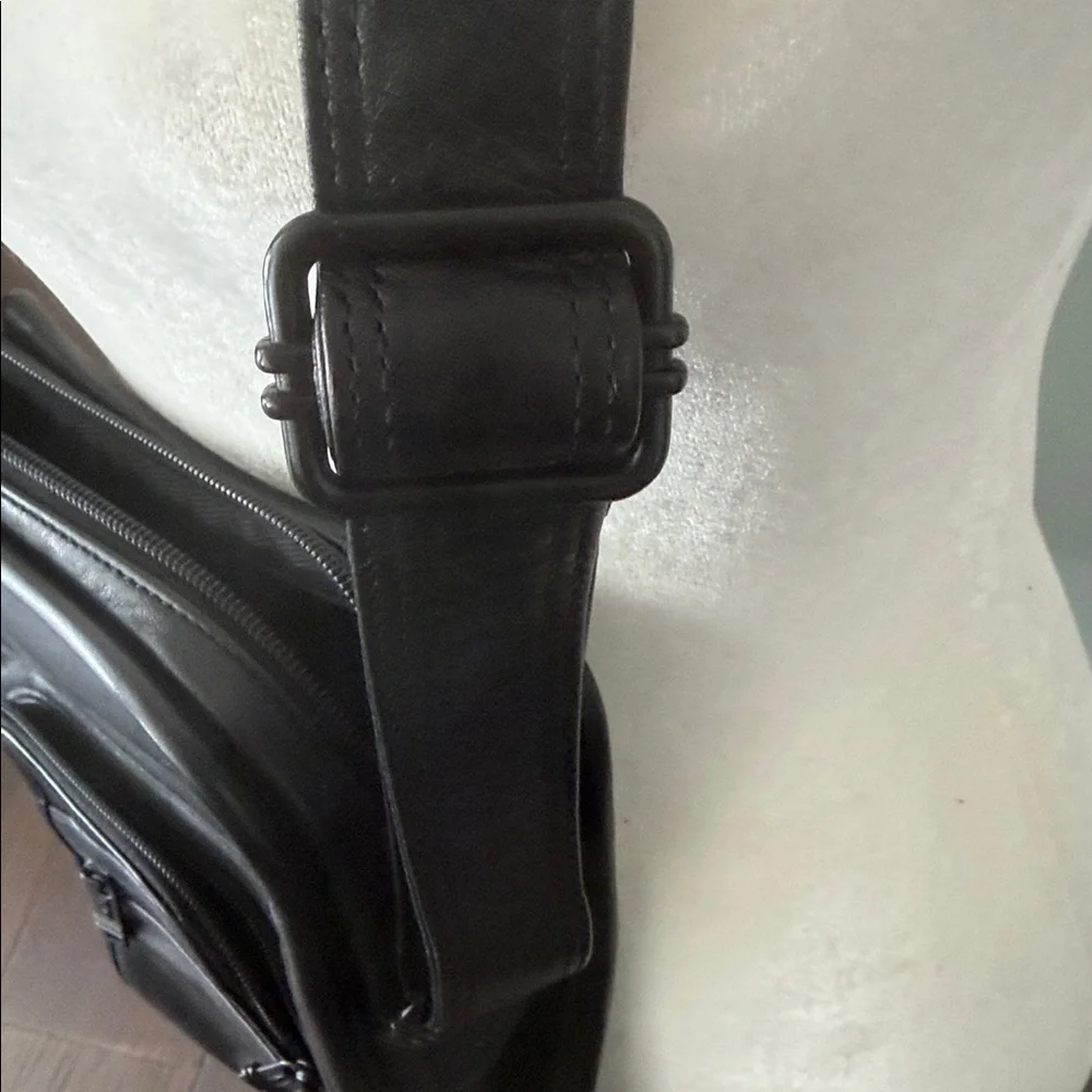 Tumi Black Leather Men's Bag - Picture 4 of 13